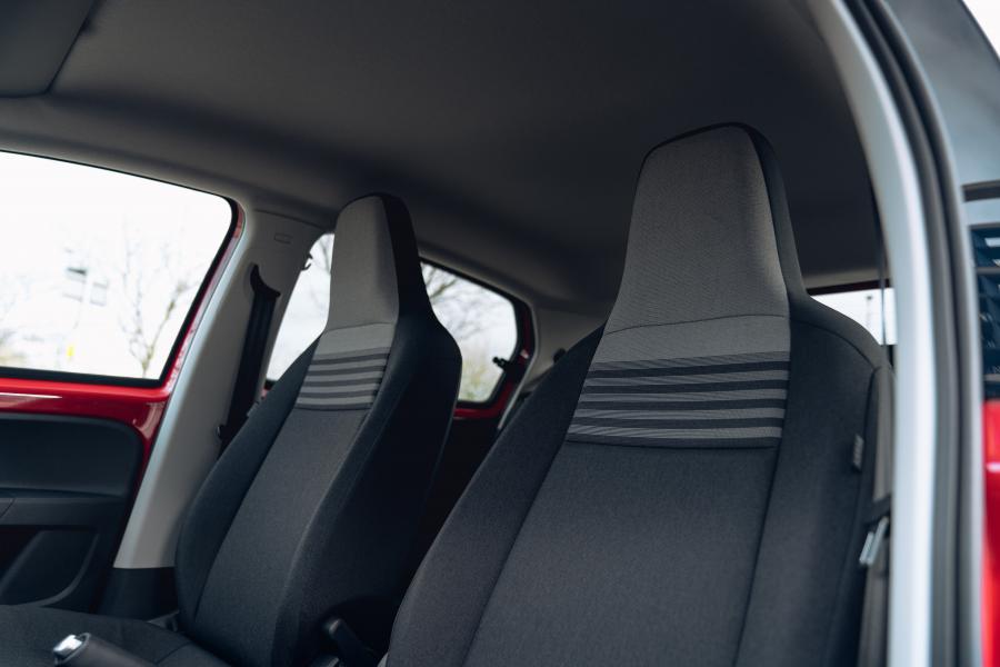 Интерьер Volkswagen up! Black Edition 2020 года  (UK) (фото 8 из 40)